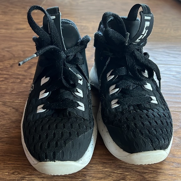 Boys Nike Basketball Sneakers - Picture 2 of 5